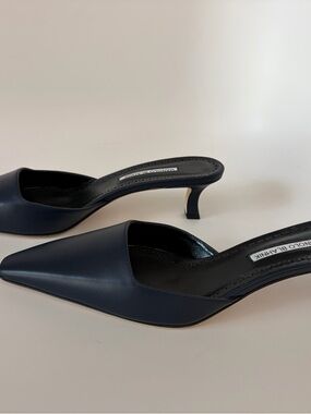Manolo Blahnik Navy Moiramu kiten heel Leather Mules NIB 41.5